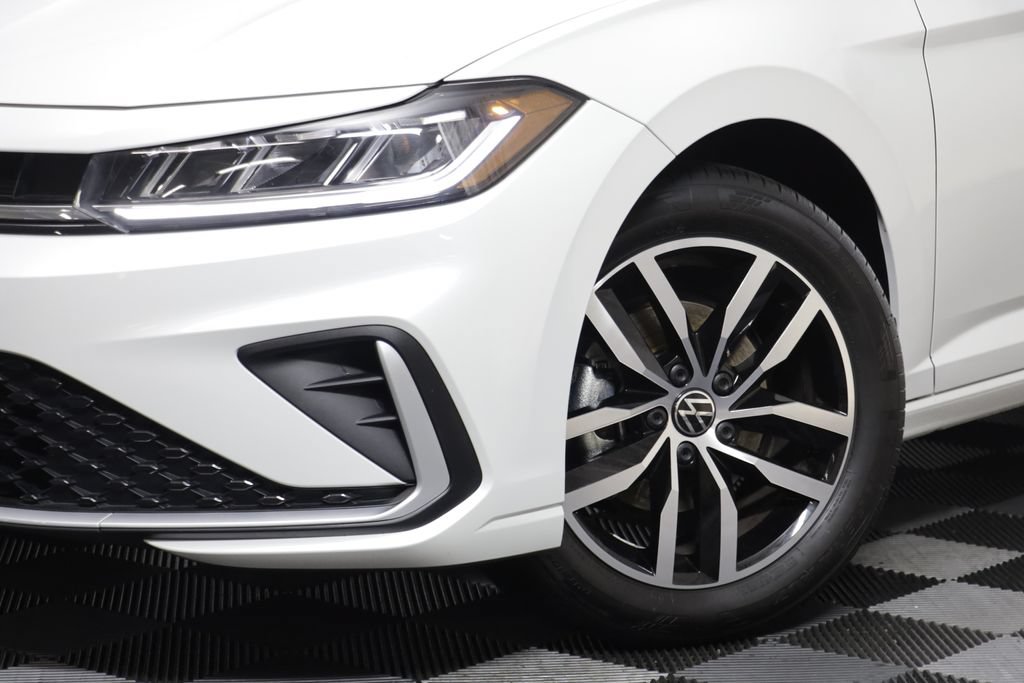 Used 2025 Volkswagen Jetta SE w/ Sunroof Package FWD image 3