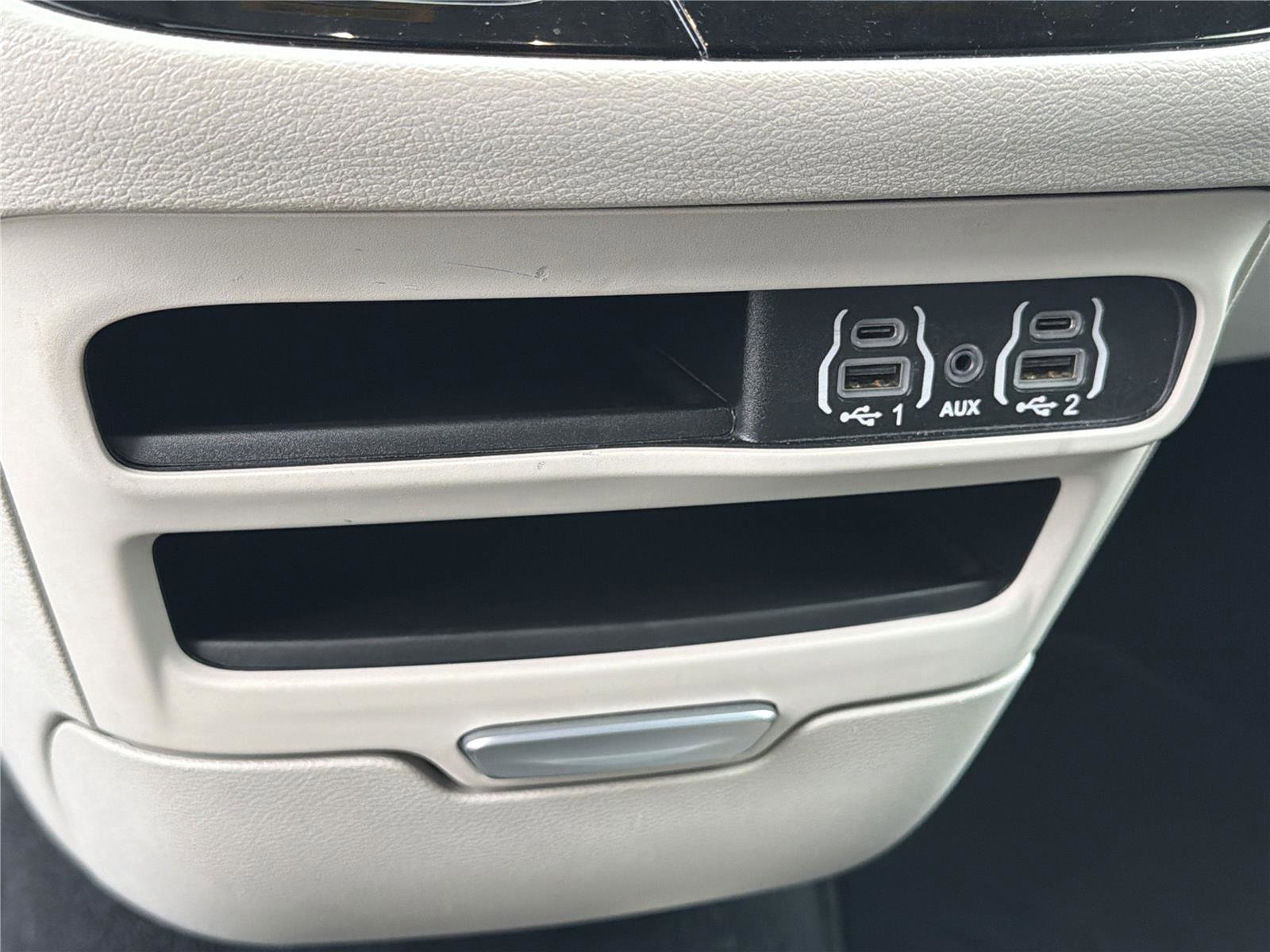 Used 2023 Chrysler Pacifica Touring-L FWD image 32