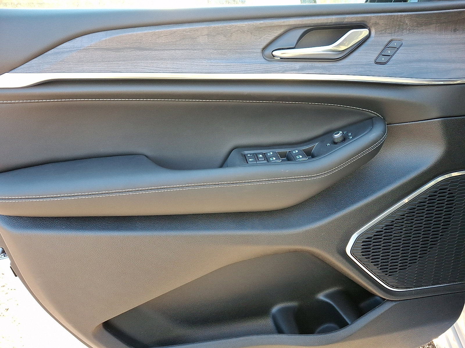 New 2025 Jeep Grand Cherokee Overland w/ Trailer Tow Package image 8