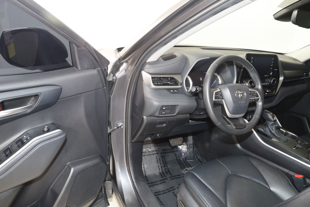 Used 2022 Toyota Highlander XLE FWD image 45