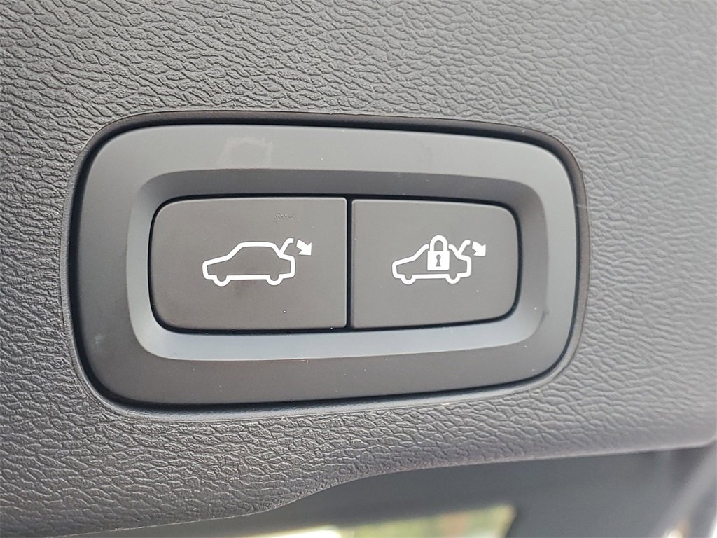 Used 2020 Volvo XC60 T5 Momentum w/ Protection Package Premier image 9