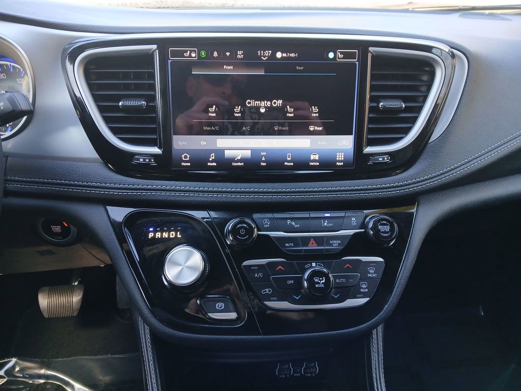 Used 2025 Chrysler Pacifica Limited image 19