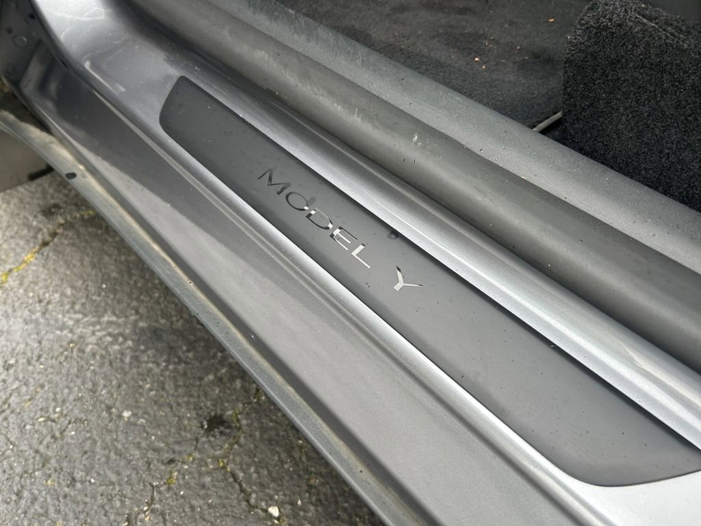 Used 2025 Tesla Model Y Performance image 32