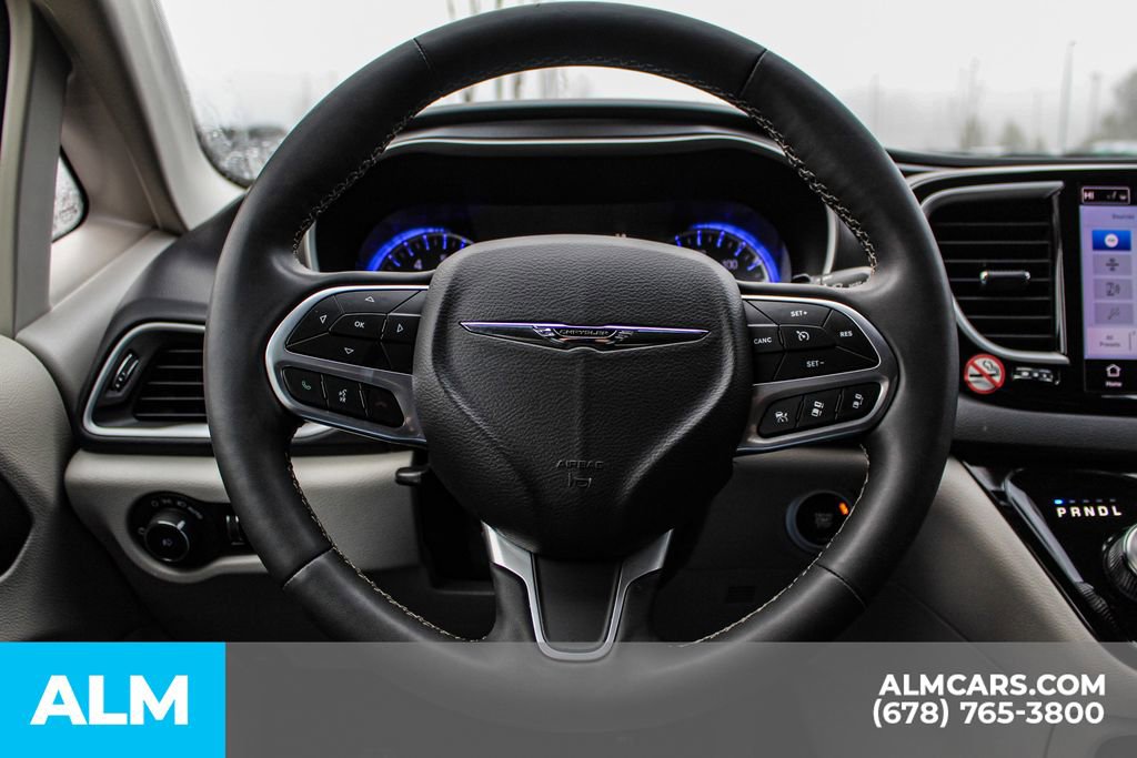 Used 2023 Chrysler Pacifica Touring-L image 27