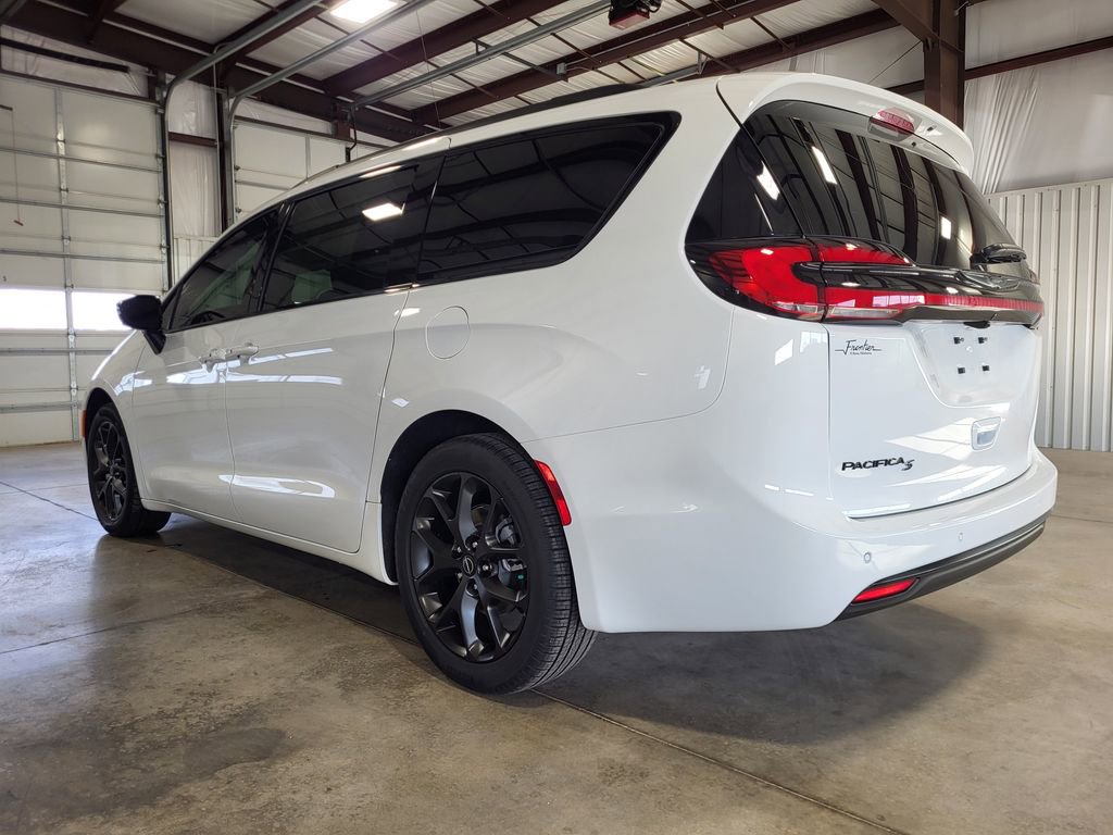 New 2026 Chrysler Pacifica Select w/ S Appearance Package image 3