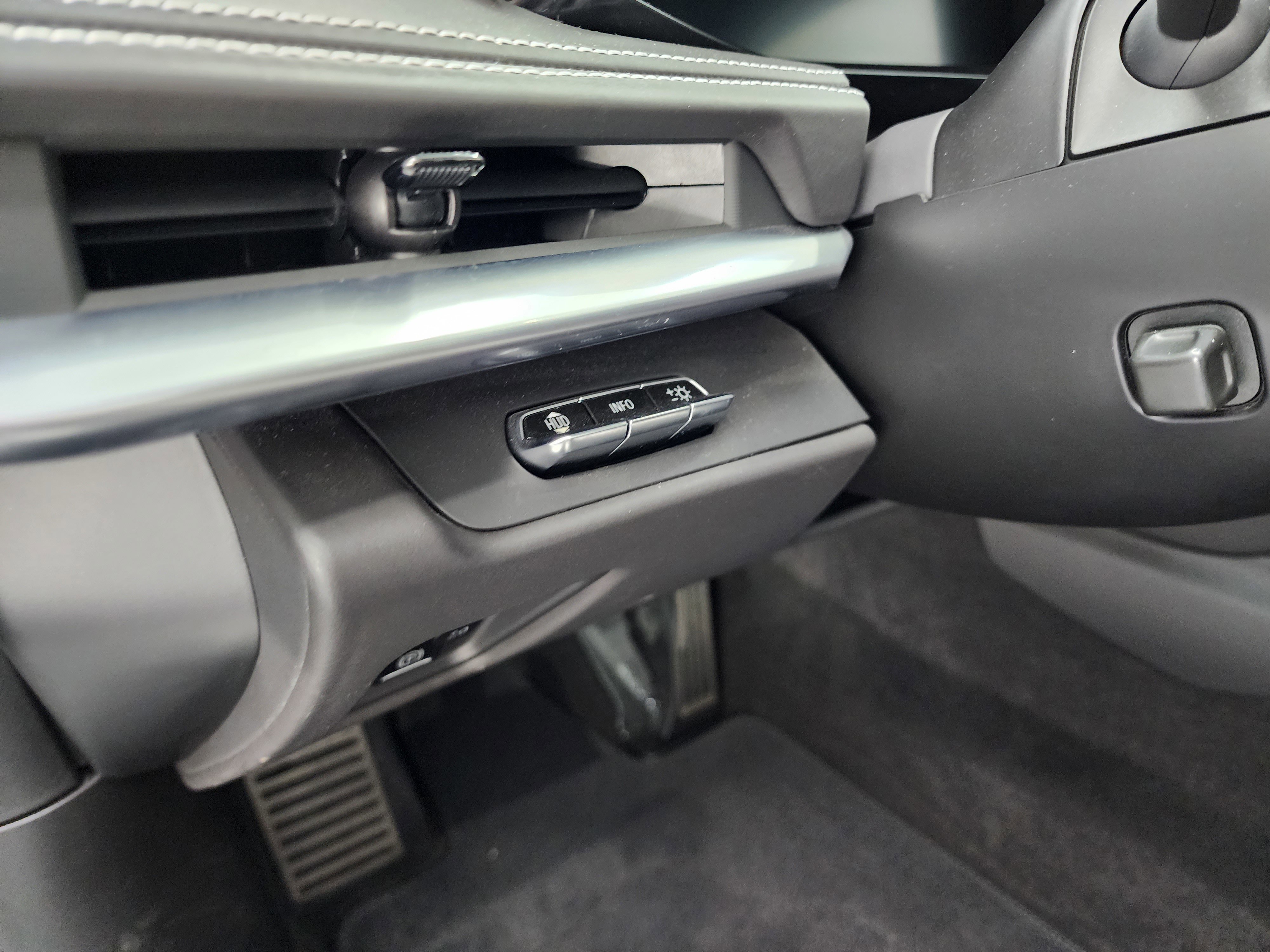 Used 2022 Chevrolet Corvette Stingray Premium Conv w/ Z51 Performance Package image 37