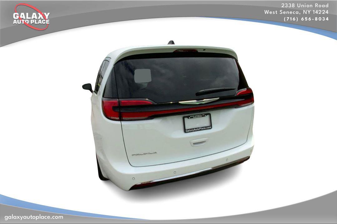 Used 2024 Chrysler Pacifica Touring-L FWD image 7