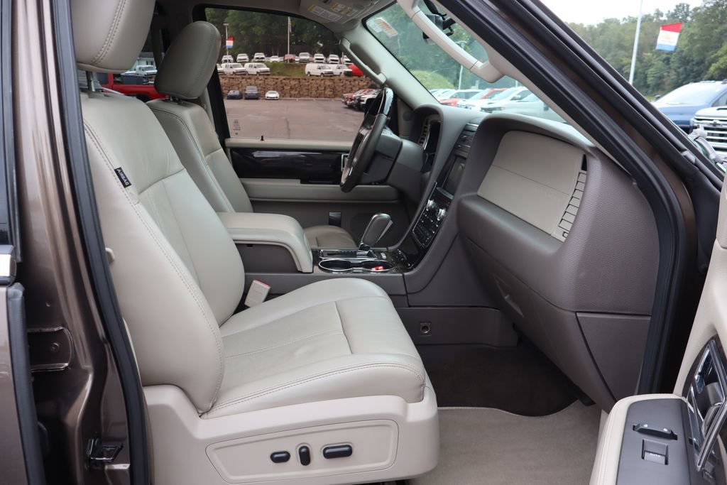 Used 2017 Lincoln Navigator L Select AWD/4WD image 25