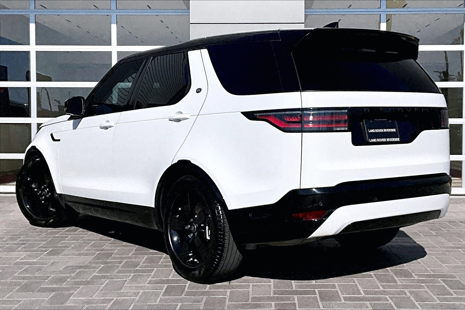 Used 2024 Land Rover Discovery Dynamic SE image 11