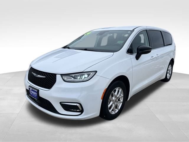 Used 2024 Chrysler Pacifica Touring-L video 4
