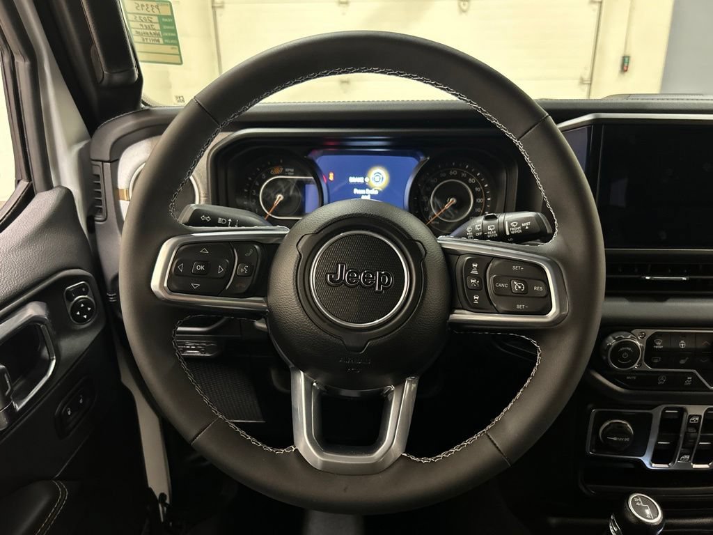 Used 2025 Jeep Wrangler Unlimited Sahara w/ Technology Group AWD/4WD image 16