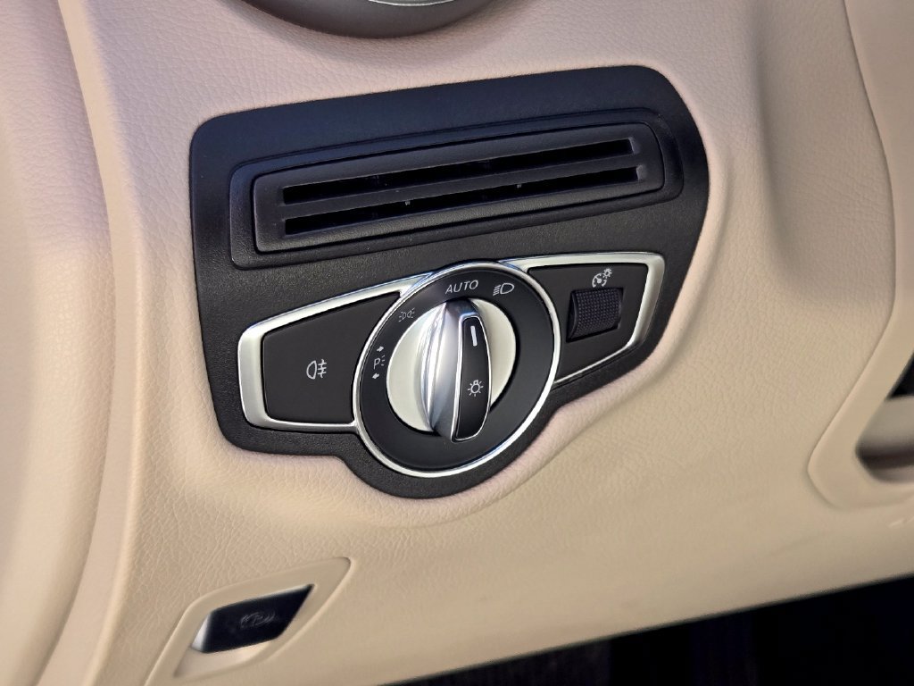 Used 2022 Mercedes-Benz GLC 300 4MATIC w/ Premium Package Lite image 18