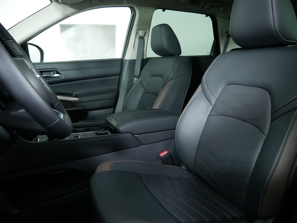 New 2025 Nissan Pathfinder Platinum w/ Black Appearance Package image 14
