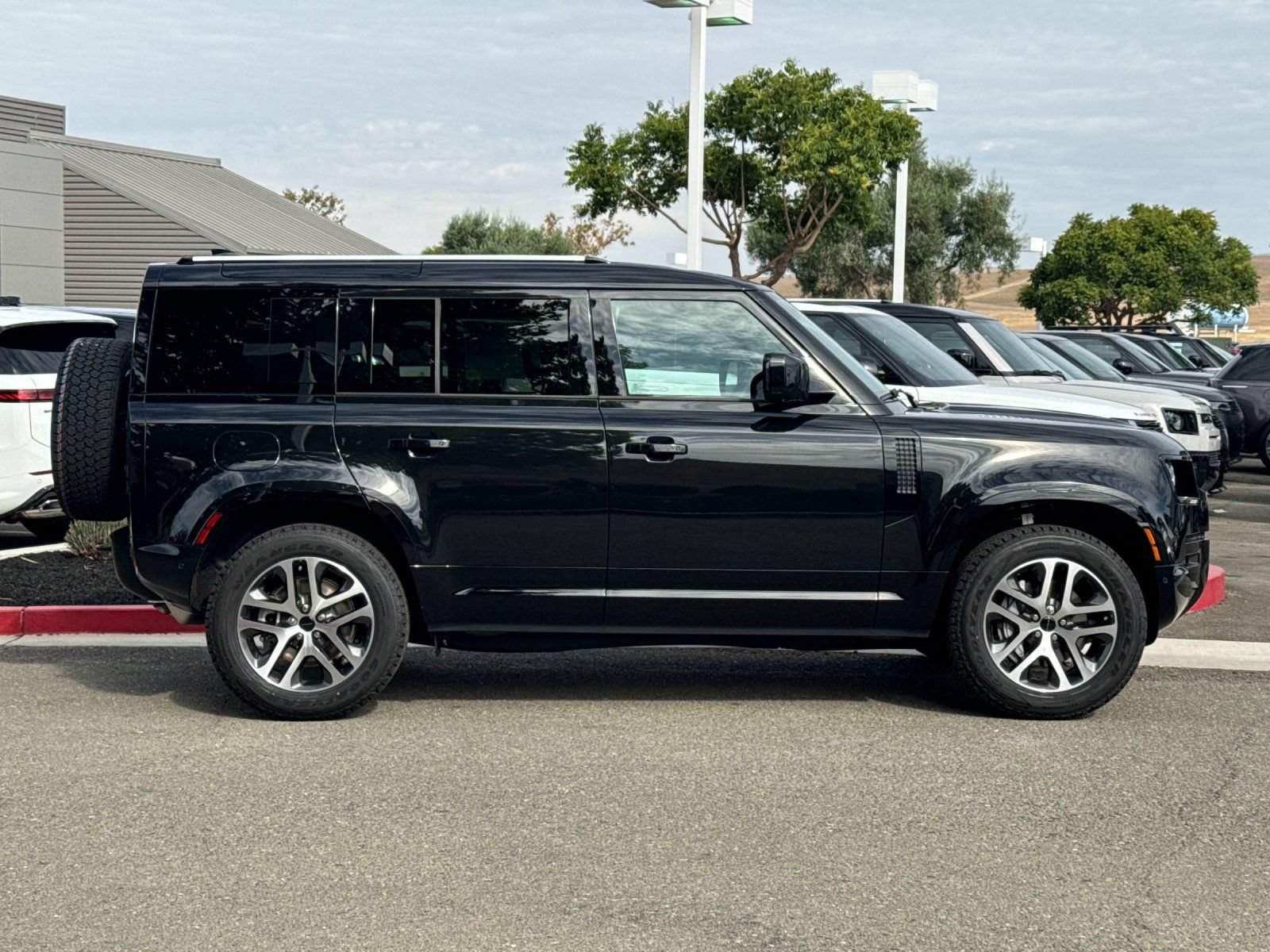 New 2026 Land Rover Defender 110 X-Dynamic SE AWD/4WD image 7