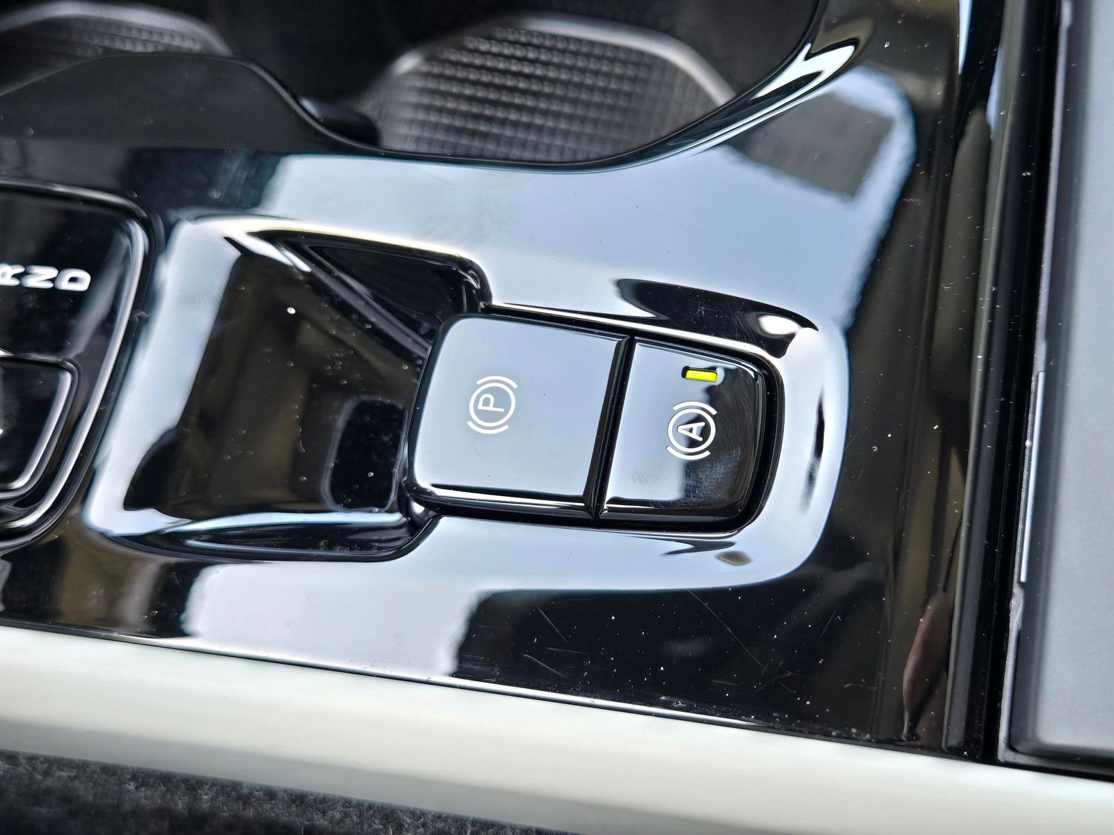 Certified 2025 Volvo XC40 B5 Plus image 18