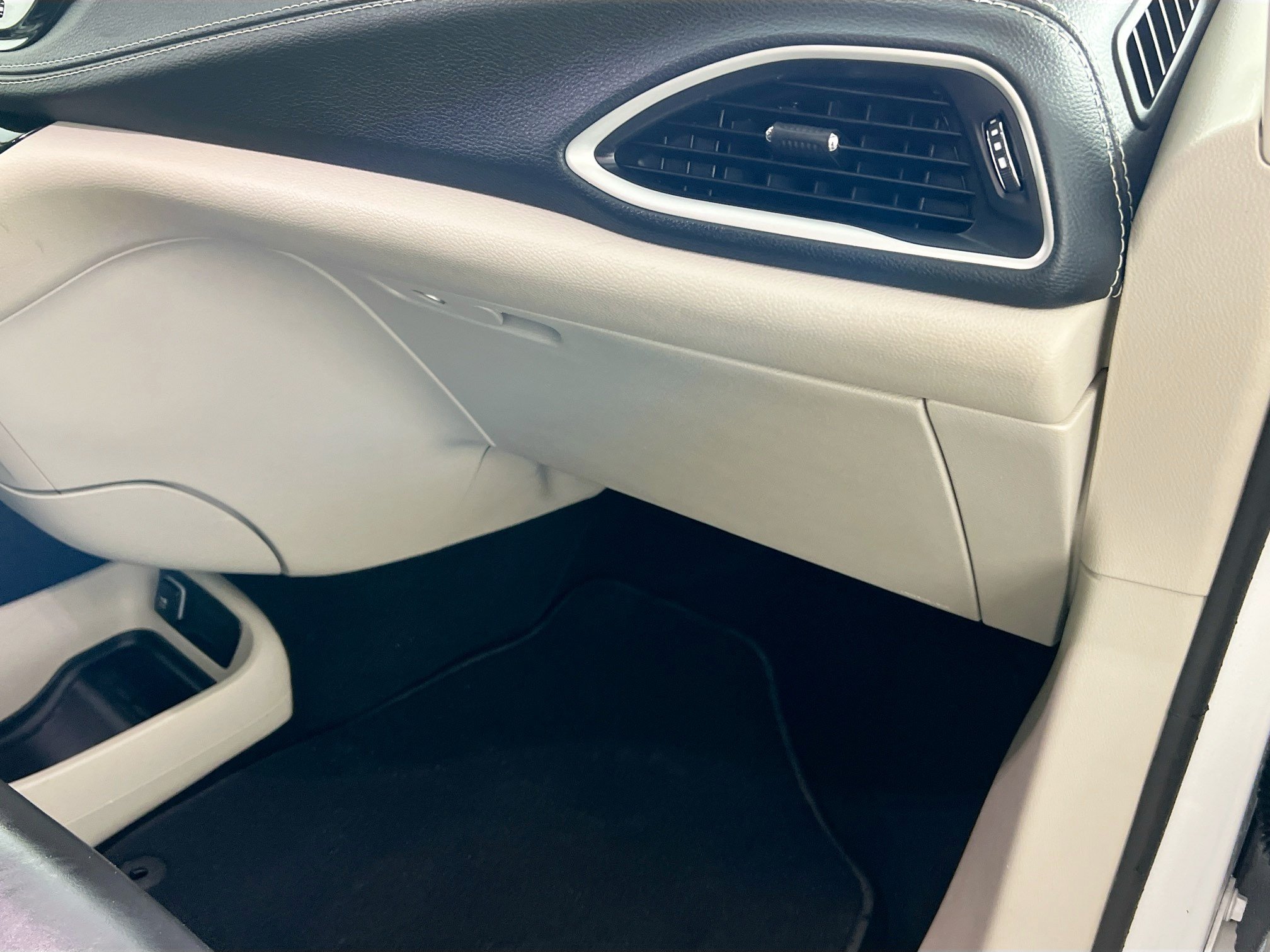 Used 2023 Chrysler Pacifica Touring-L FWD image 34