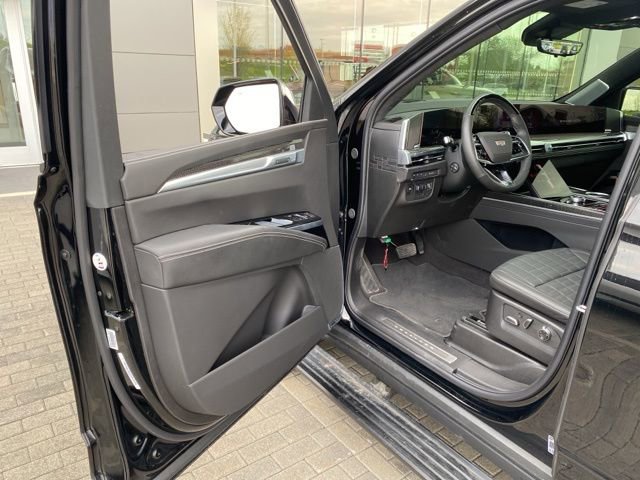 Used 2025 Cadillac Escalade V AWD/4WD image 17