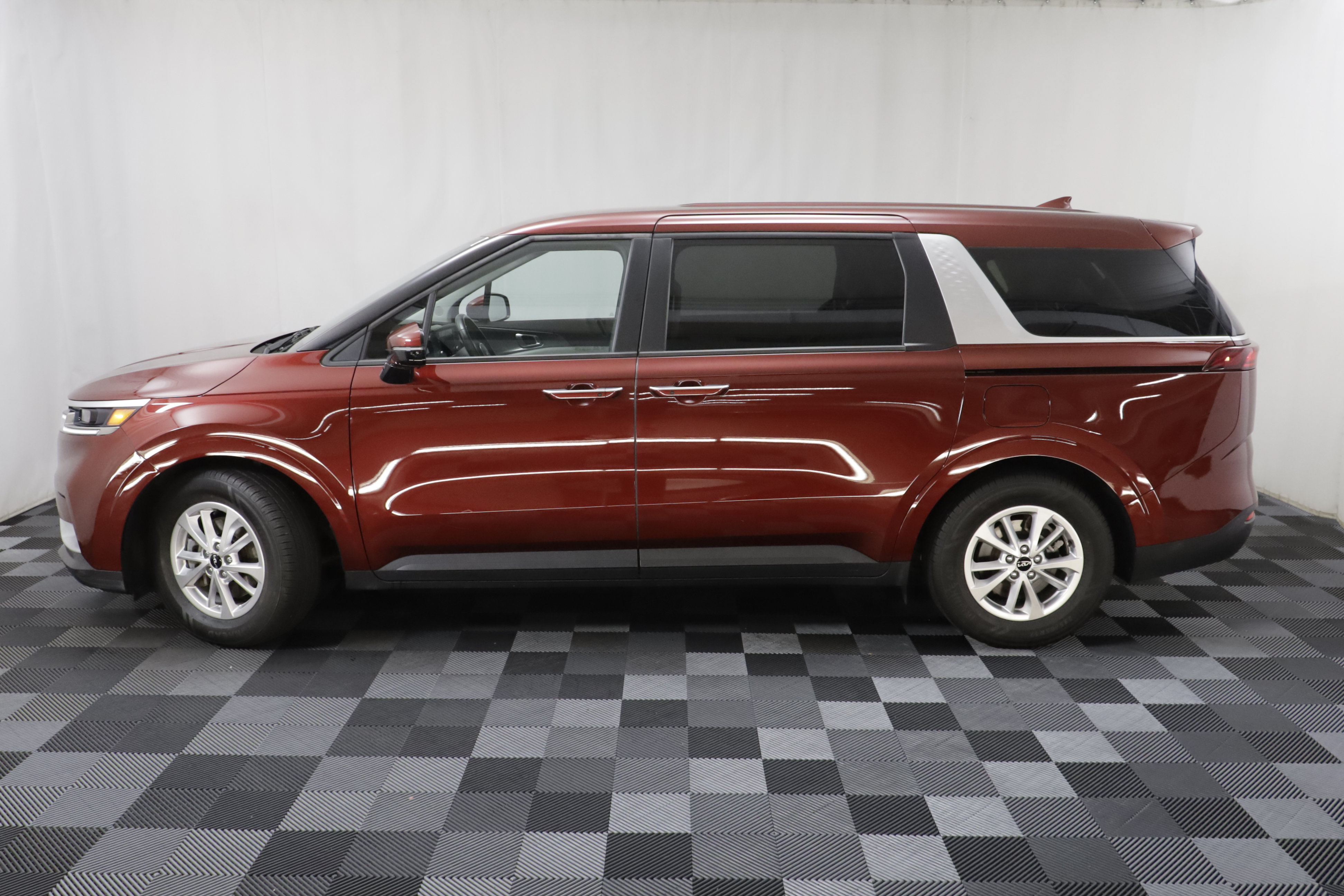 Used 2024 Kia Carnival LX FWD image 4