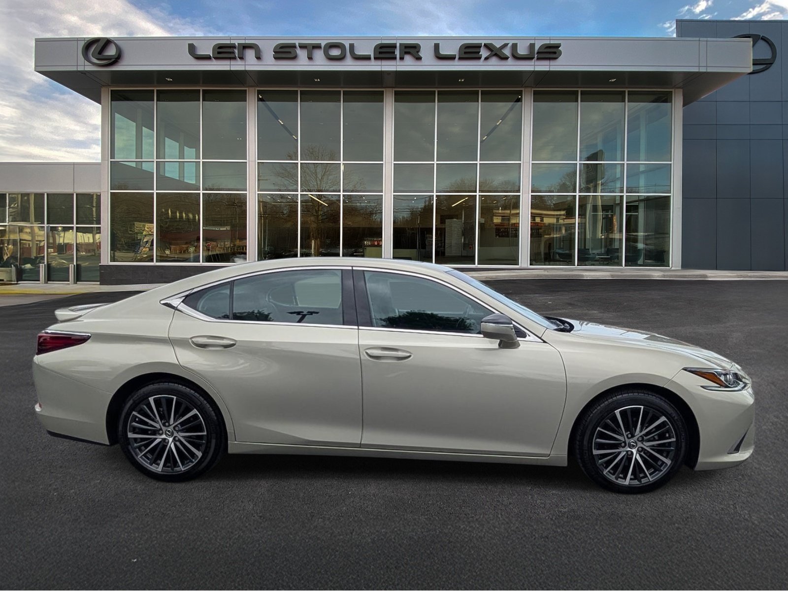 Certified 2025 Lexus ES 350 w/ Premium Package FWD image 2