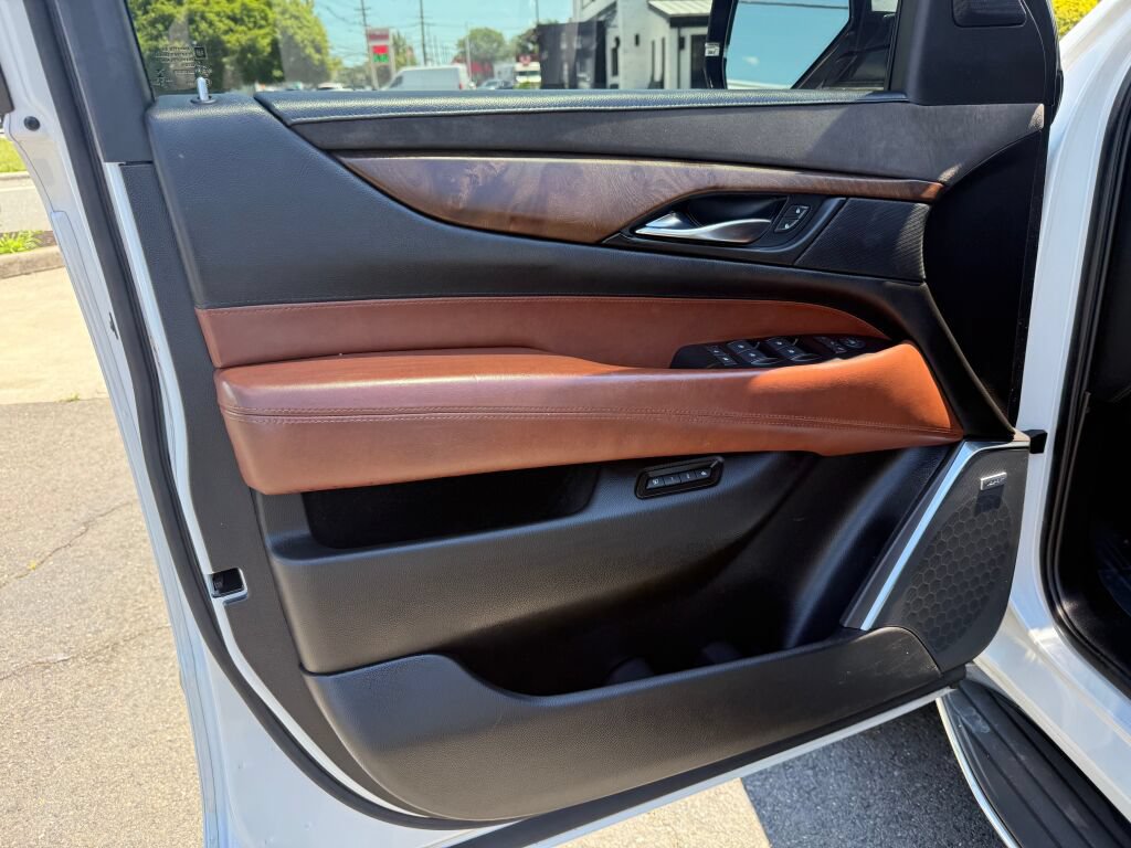 Used 2016 Cadillac Escalade ESV Luxury AWD/4WD image 10