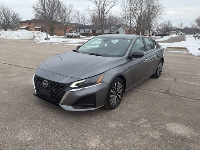 Used 2024 Nissan Altima 2.5 SV FWD image 2