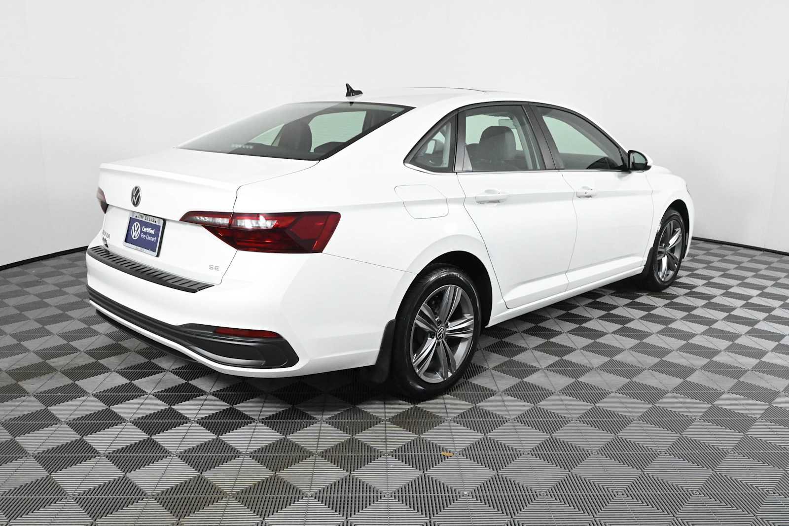 Certified 2023 Volkswagen Jetta SE w/ Panoramic Sunroof Package FWD image 7