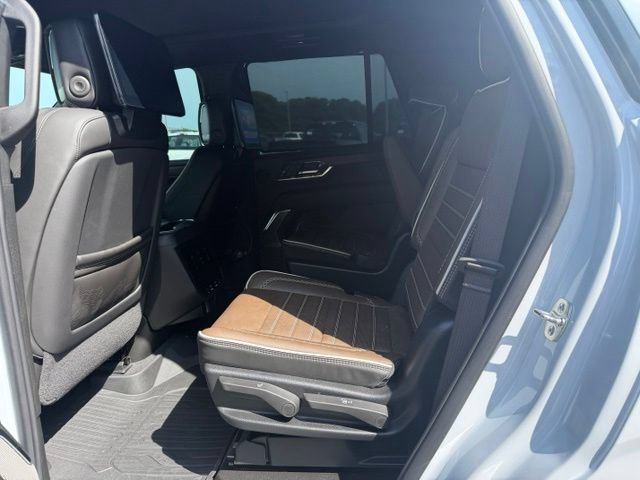 Used 2026 GMC Yukon Denali Ultimate w/ LPO, Illumination Package AWD/4WD image 10