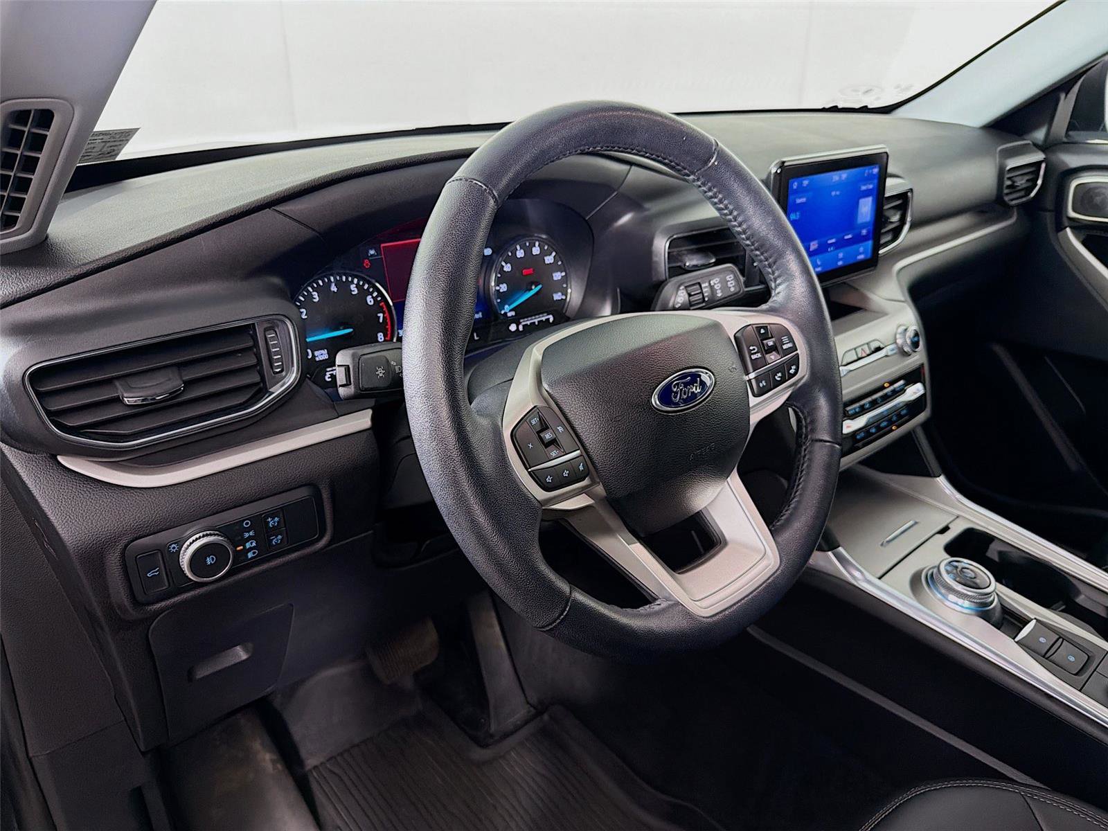 Used 2022 Ford Explorer XLT w/ Equipment Group 202A image 9