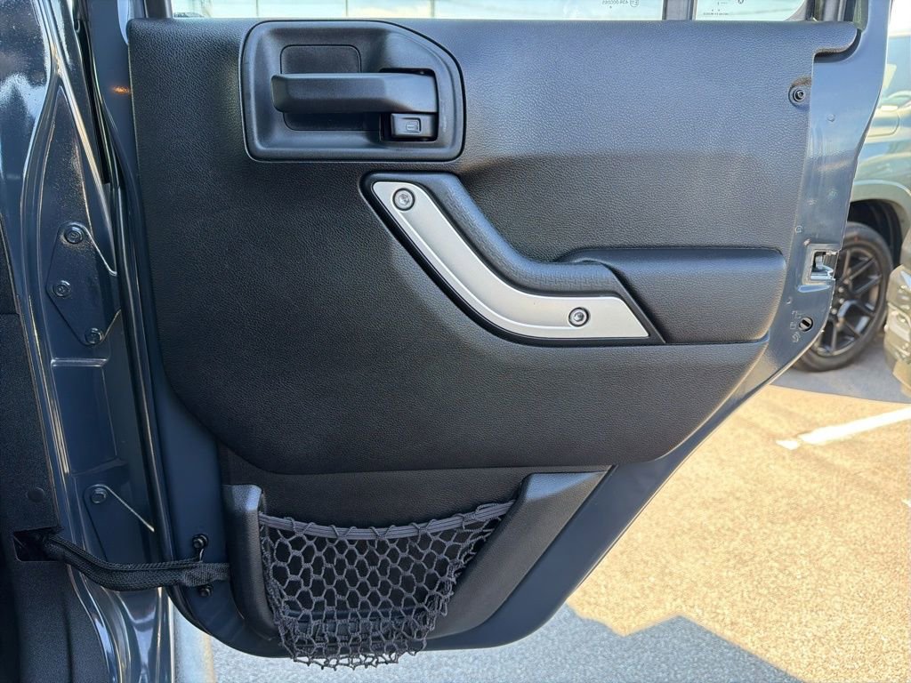 Used 2016 Jeep Wrangler Unlimited Rubicon w/ Connectivity Group image 17