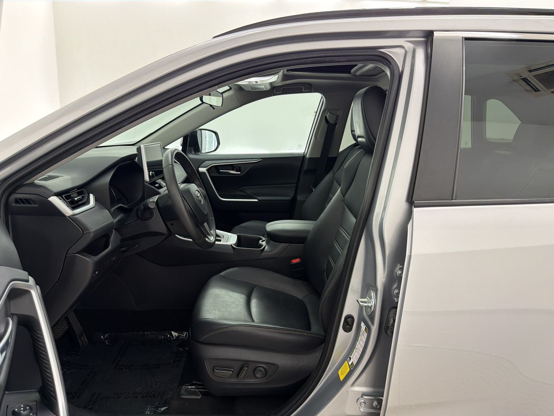Used 2023 Toyota RAV4 XLE Premium AWD/4WD image 5