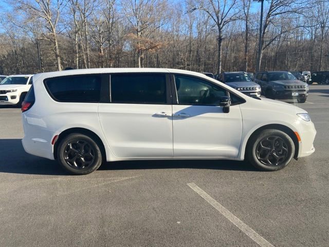 Used 2023 Chrysler Pacifica Limited w/ S Appearance Package FWD image 6