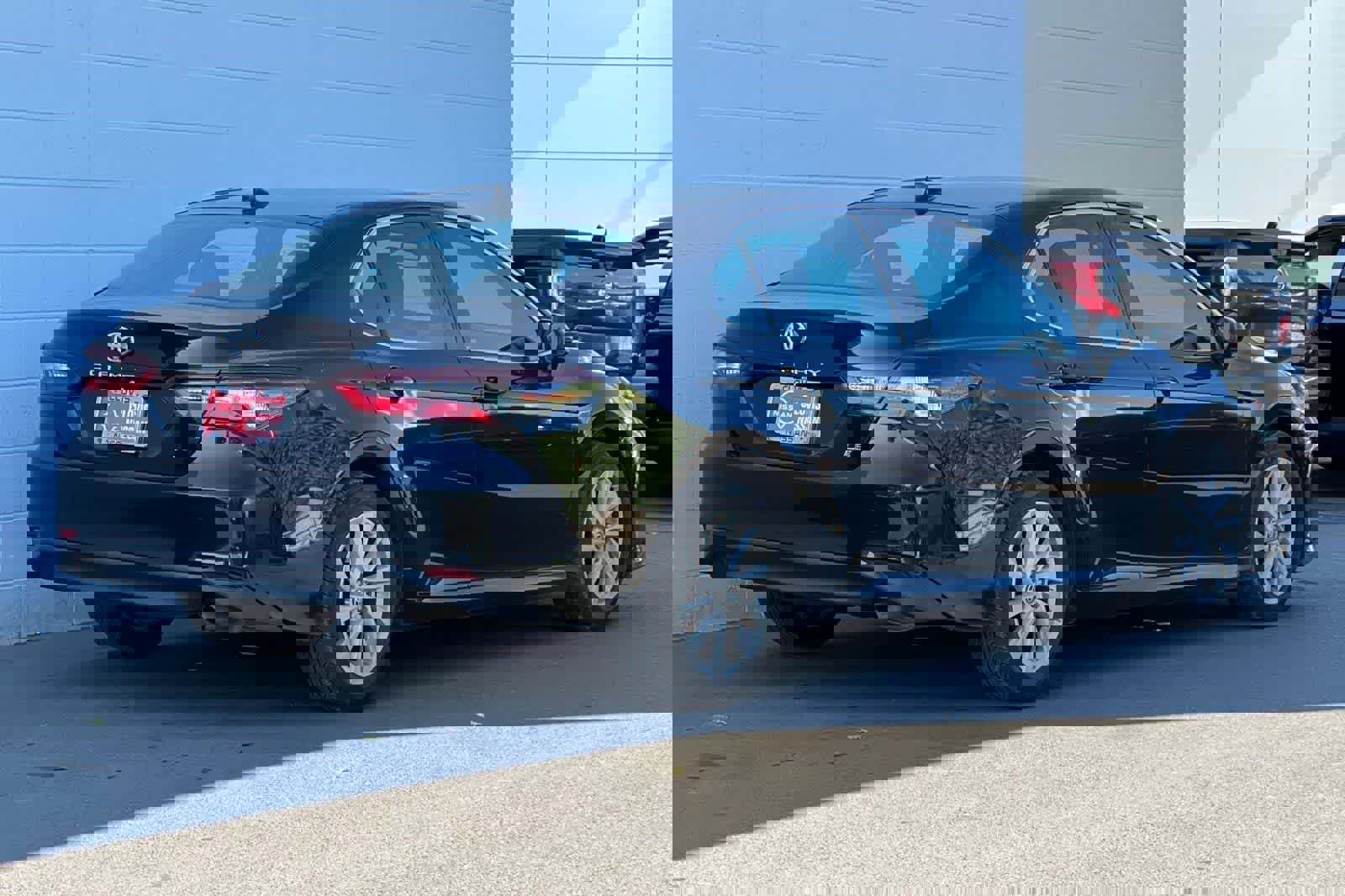 Used 2021 Toyota Camry LE image 3