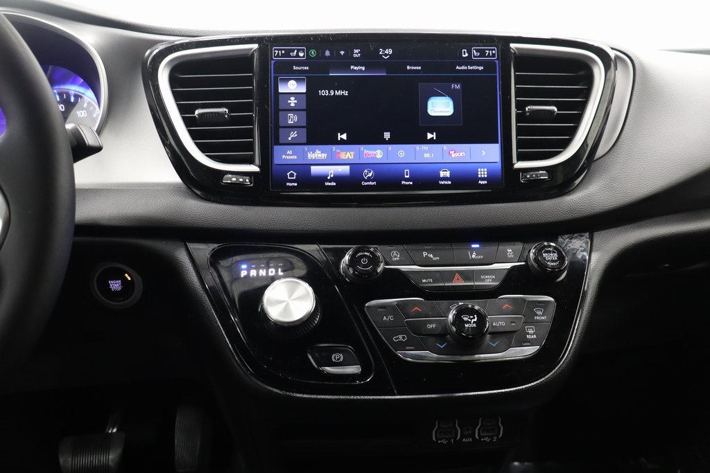 Used 2025 Chrysler Pacifica Select image 21