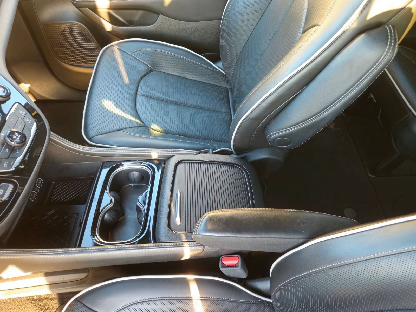 Used 2025 Chrysler Pacifica Limited FWD image 9