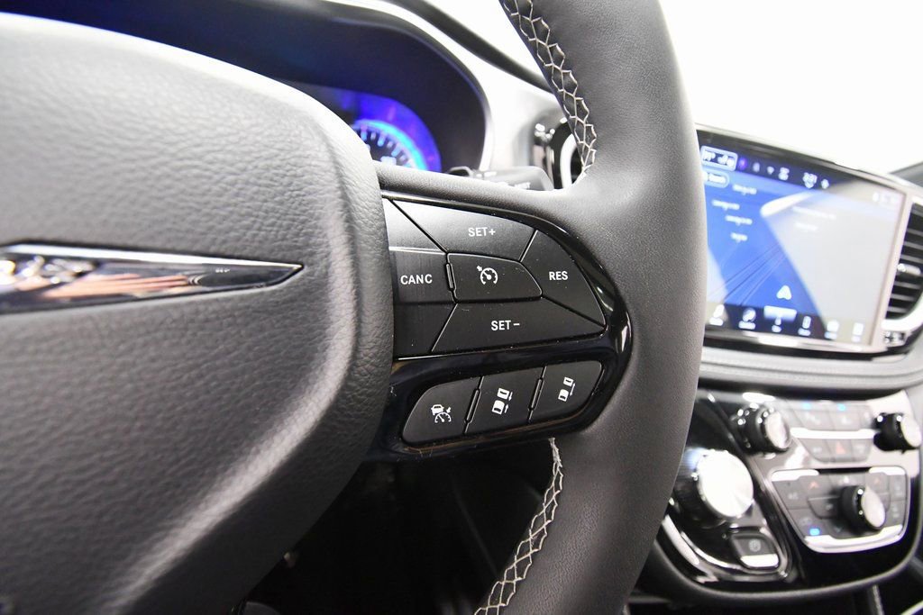 Used 2025 Chrysler Pacifica Limited image 22