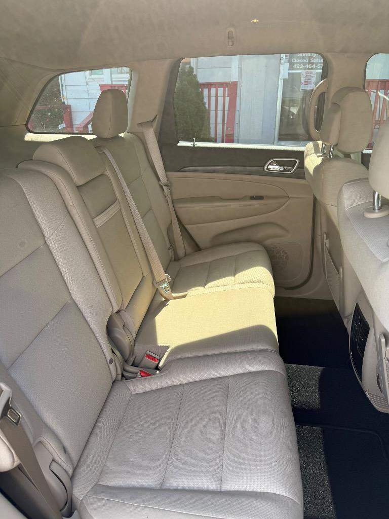 Used 2019 Jeep Grand Cherokee Laredo RWD image 25