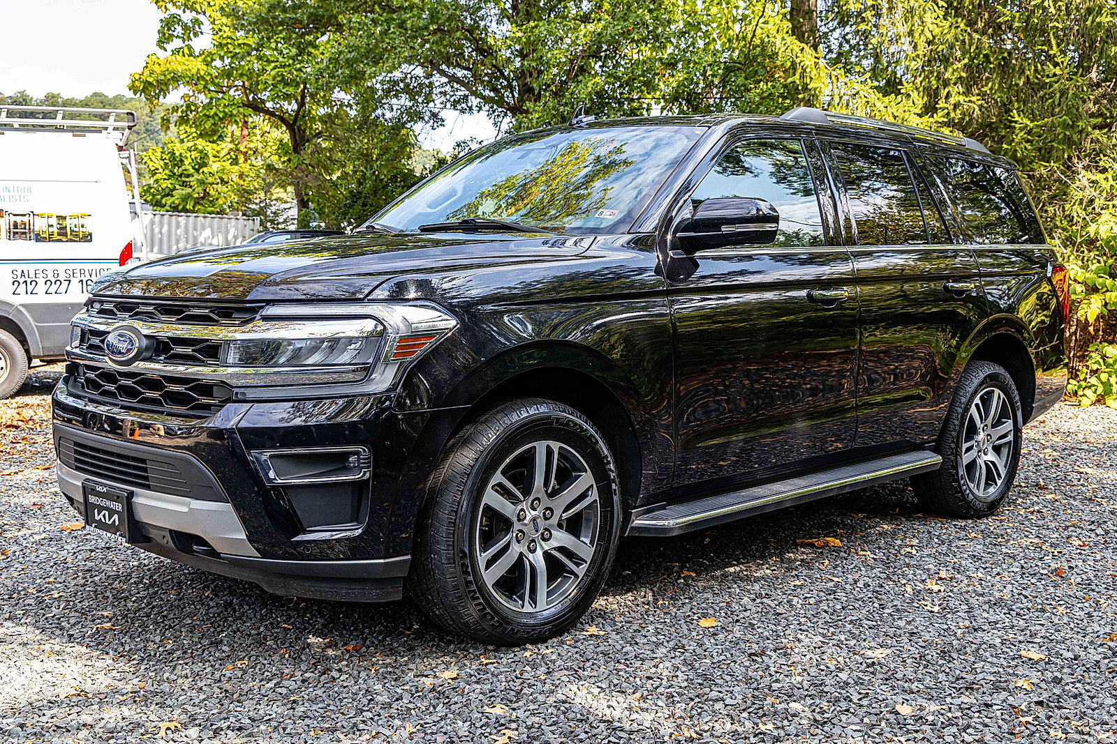 Used 2023 Ford Expedition Limited image 3