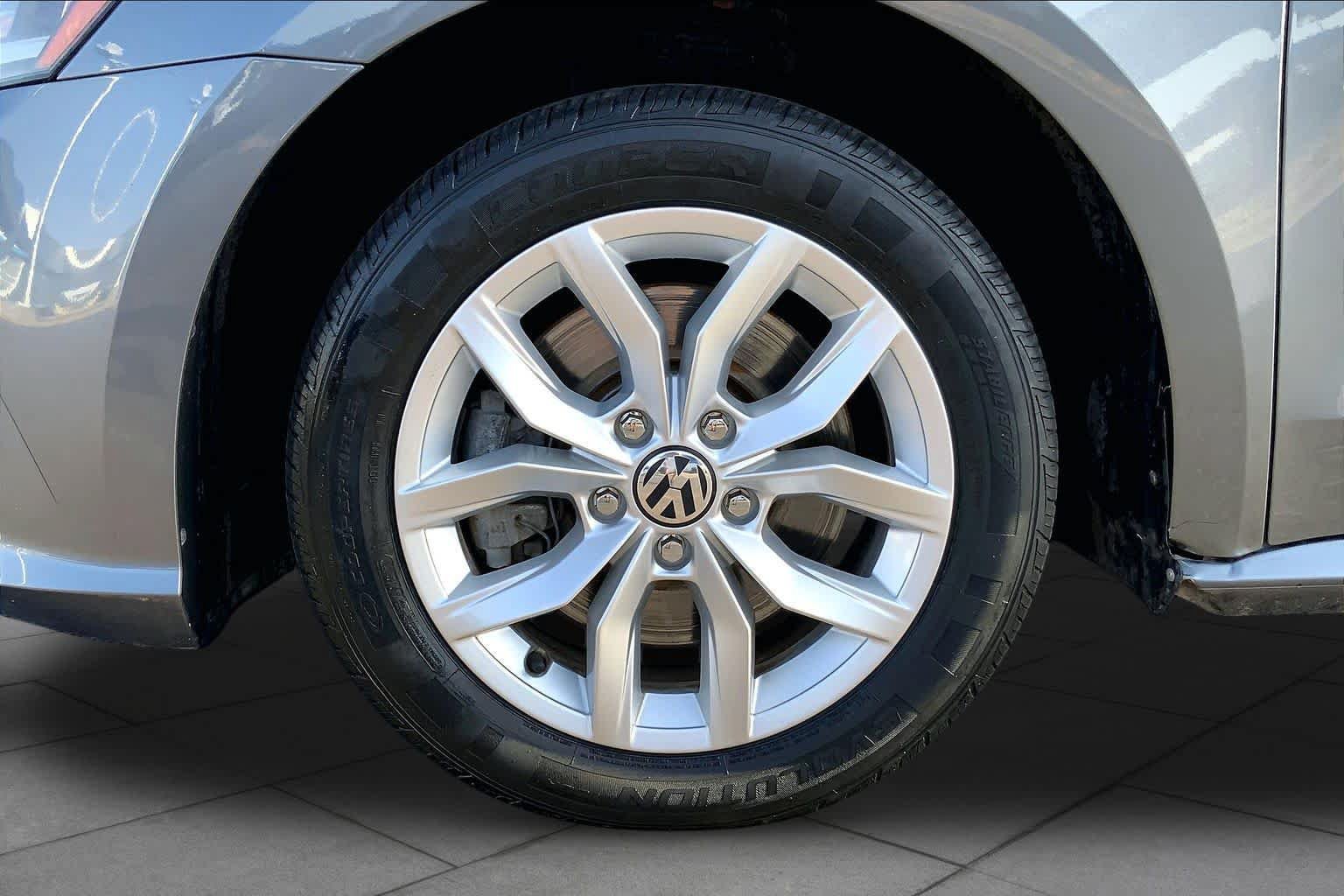 Used 2018 Volkswagen Passat 2.0T S FWD image 11