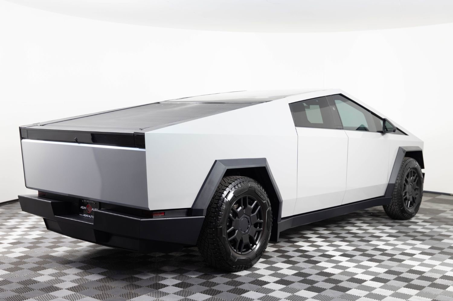 Used 2024 Tesla Cybertruck AWD Crew Cab image 7