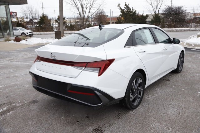 Certified 2024 Hyundai Elantra SEL w/ Convenience Package image 3