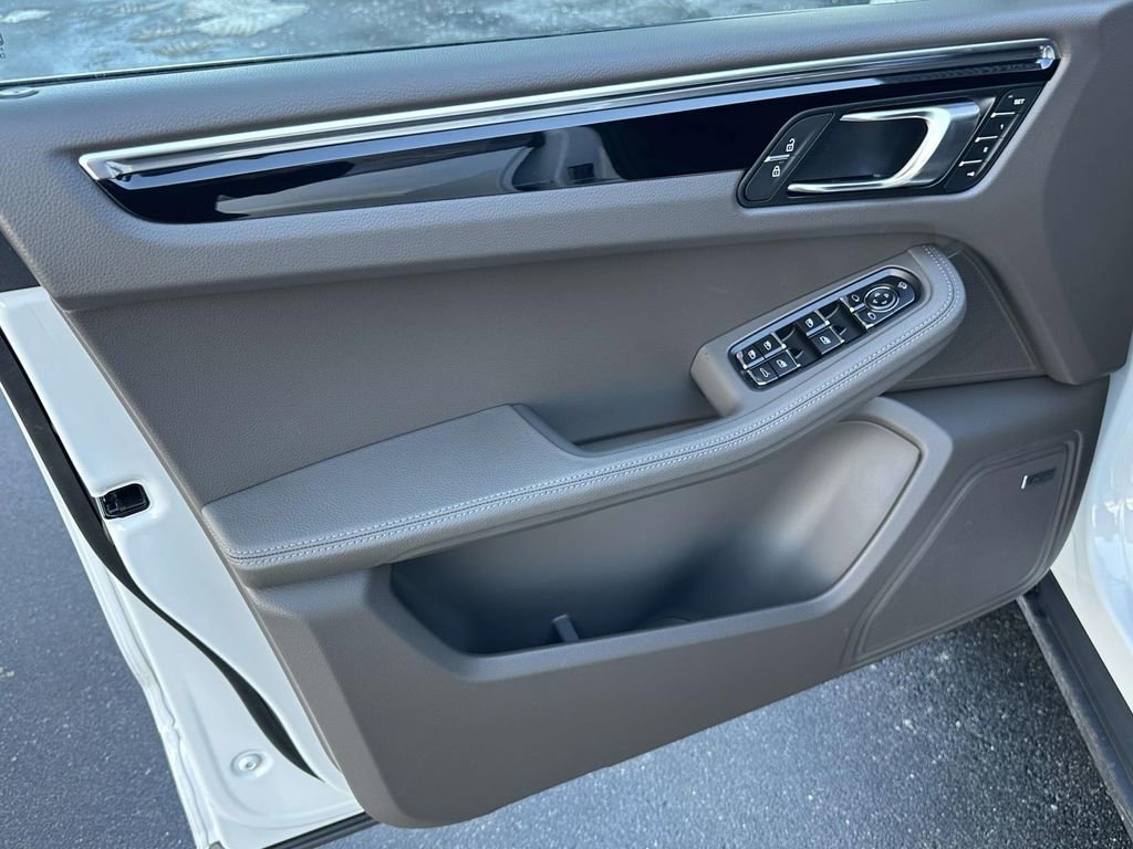 New 2026 Porsche Macan image 17