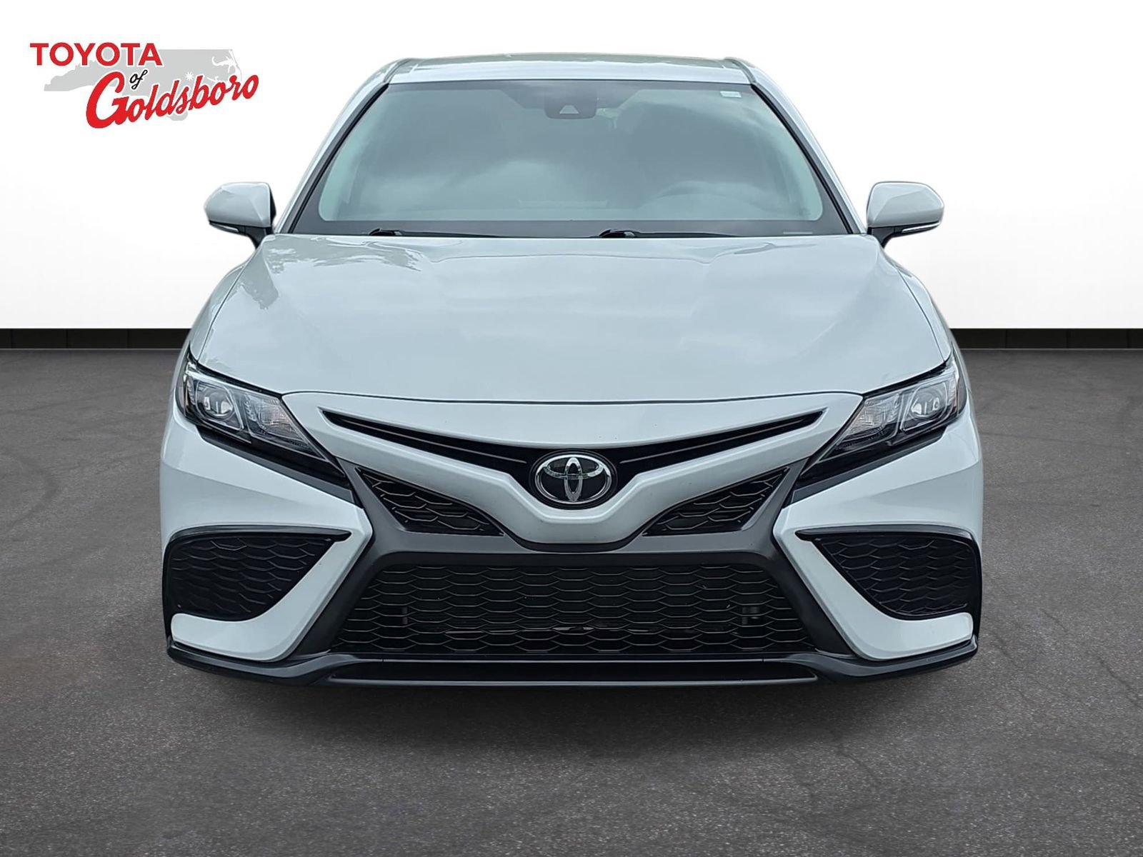 Used 2024 Toyota Camry SE w/ Convenience Package FWD image 2