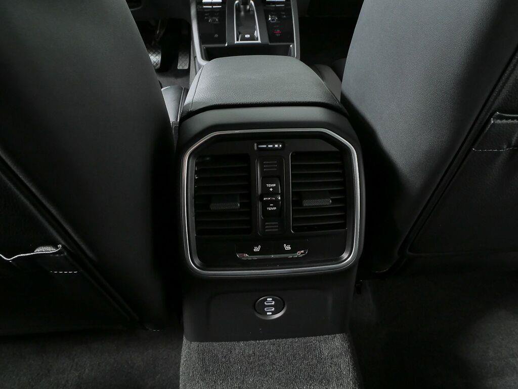 Certified 2026 Porsche Macan AWD/4WD image 19