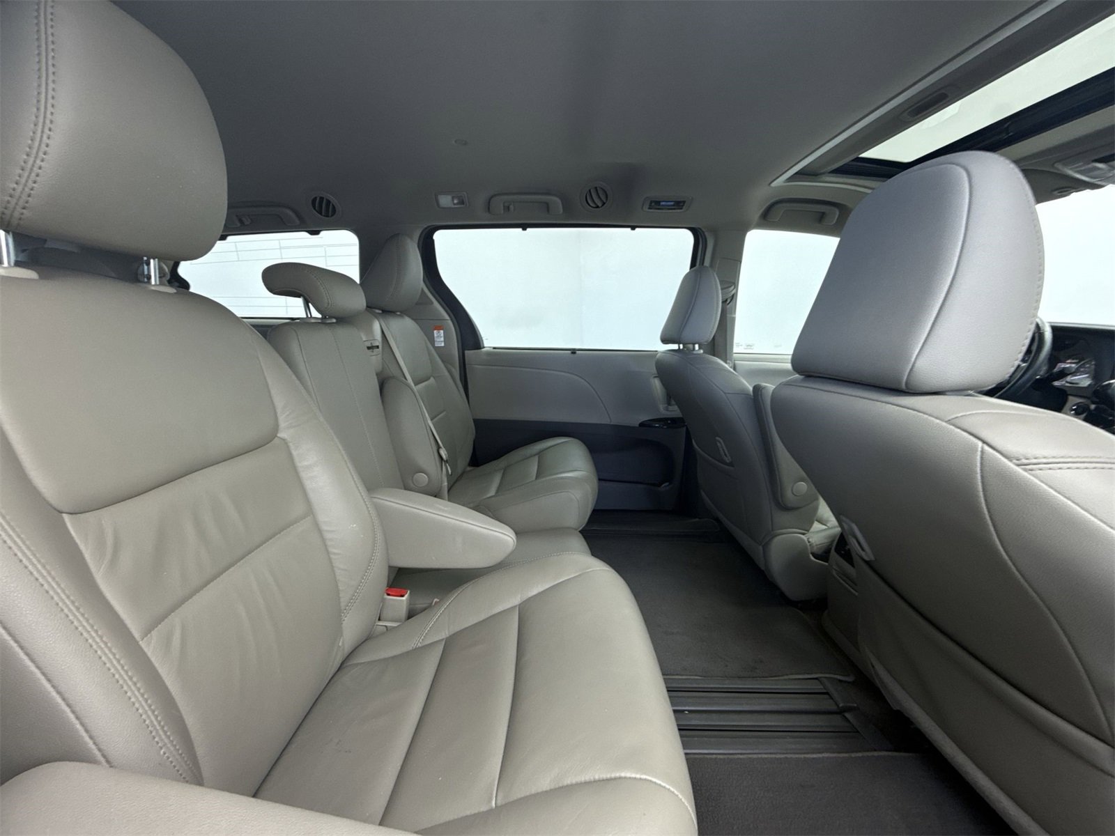 Used 2018 Toyota Sienna XLE w/ XLE Navigation Package image 34