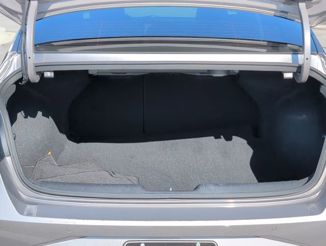 Used 2022 Hyundai Elantra Limited w/ Cargo Package image 5