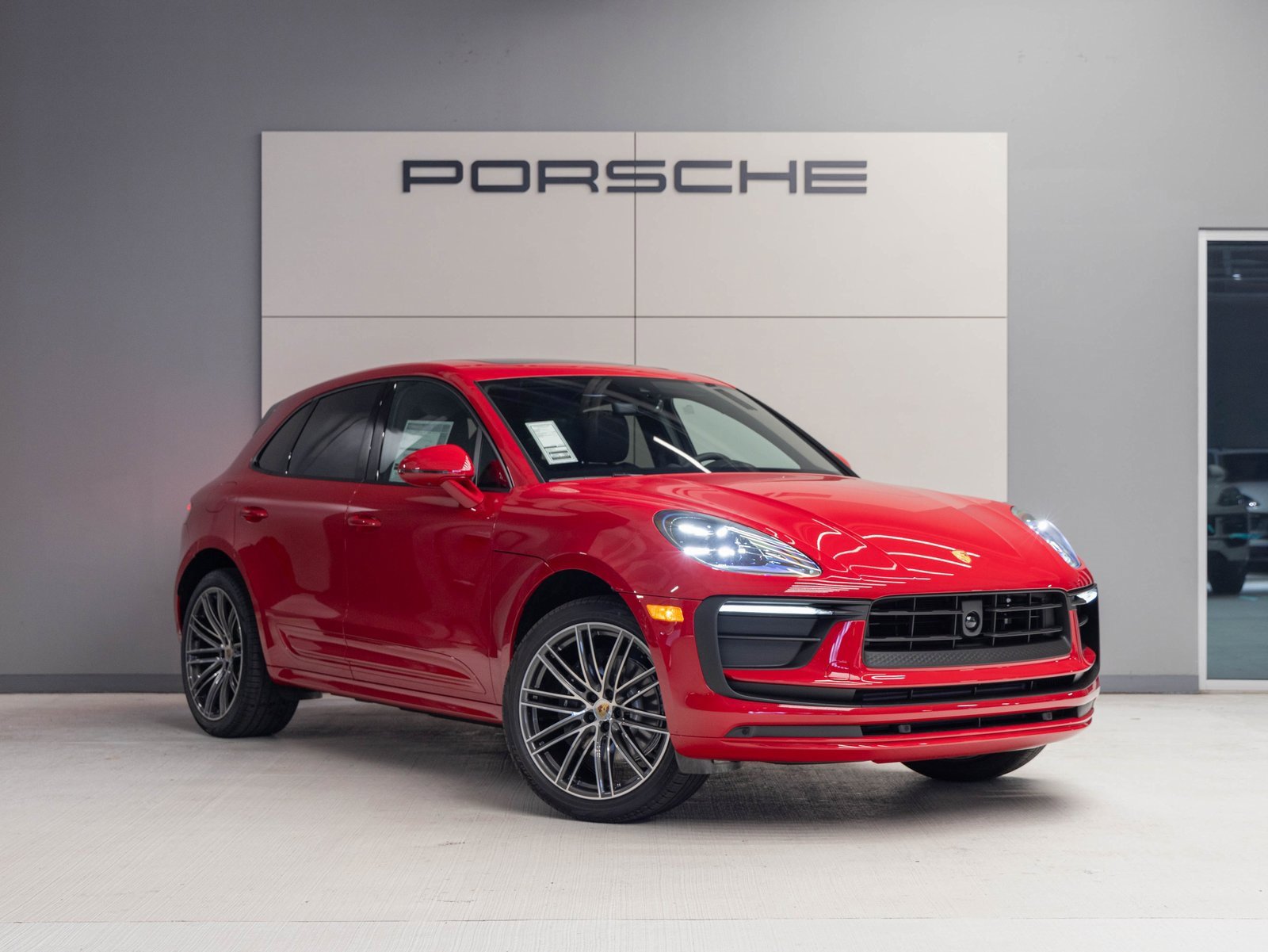 Certified 2025 Porsche Macan image 9