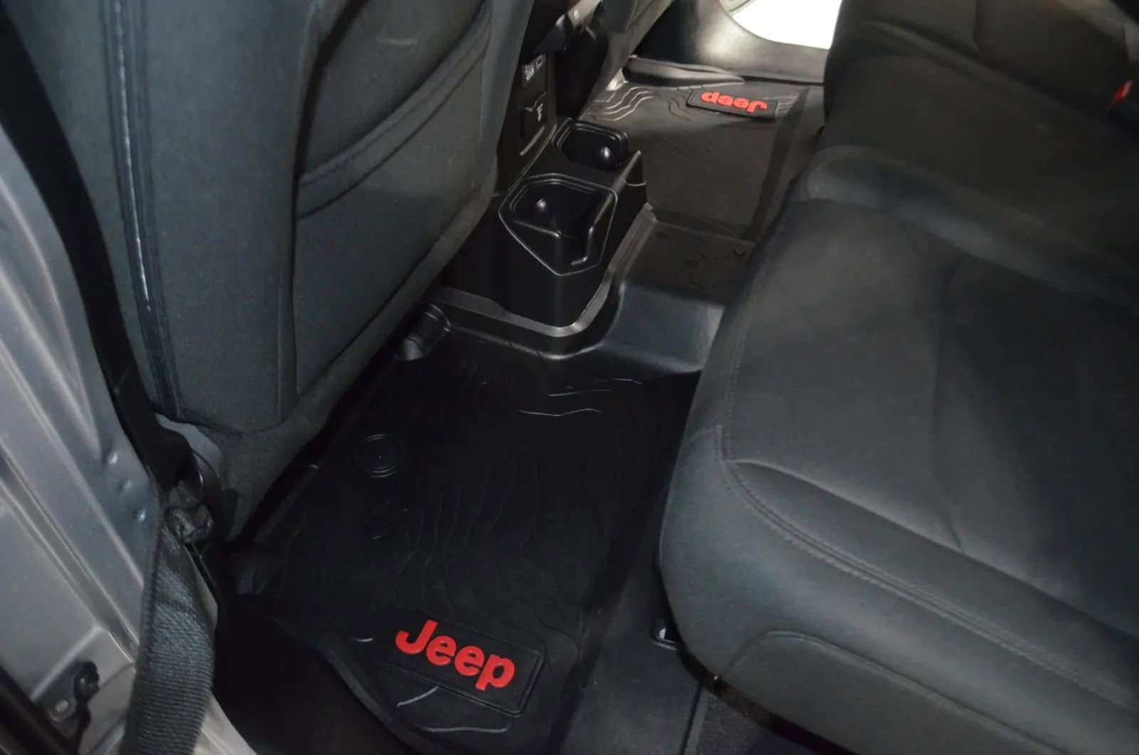 Used 2018 Jeep Wrangler Unlimited Sahara image 16