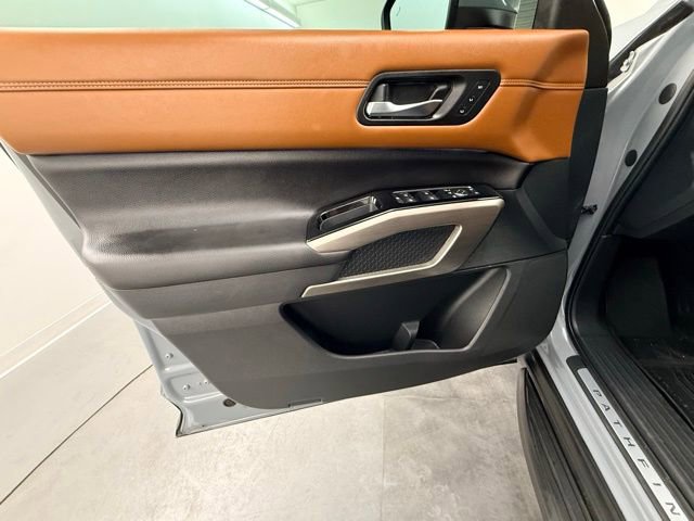 Used 2024 Nissan Pathfinder Platinum w/ Black Appearance Package FWD image 18