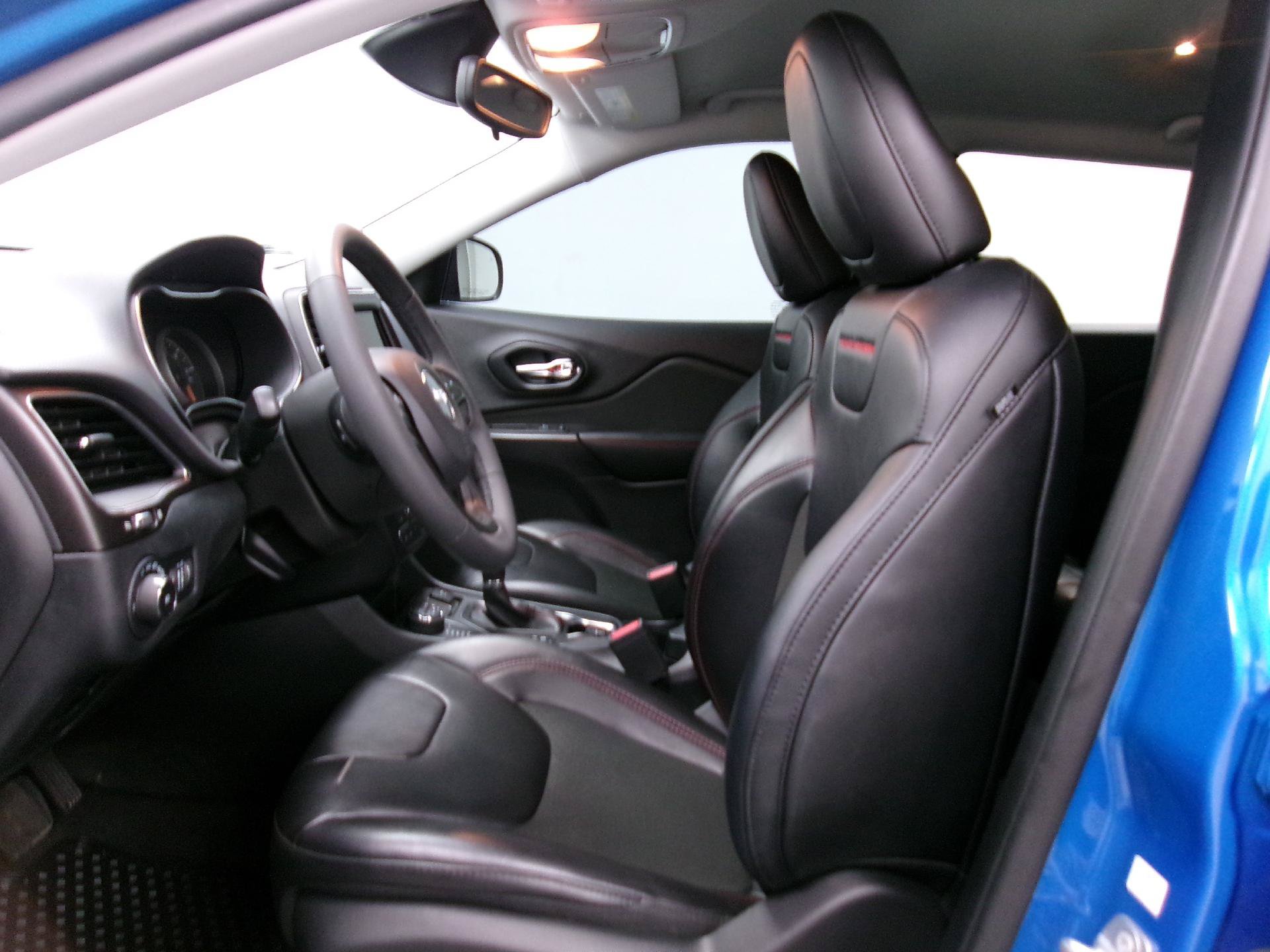 Used 2022 Jeep Cherokee Trailhawk AWD/4WD image 8