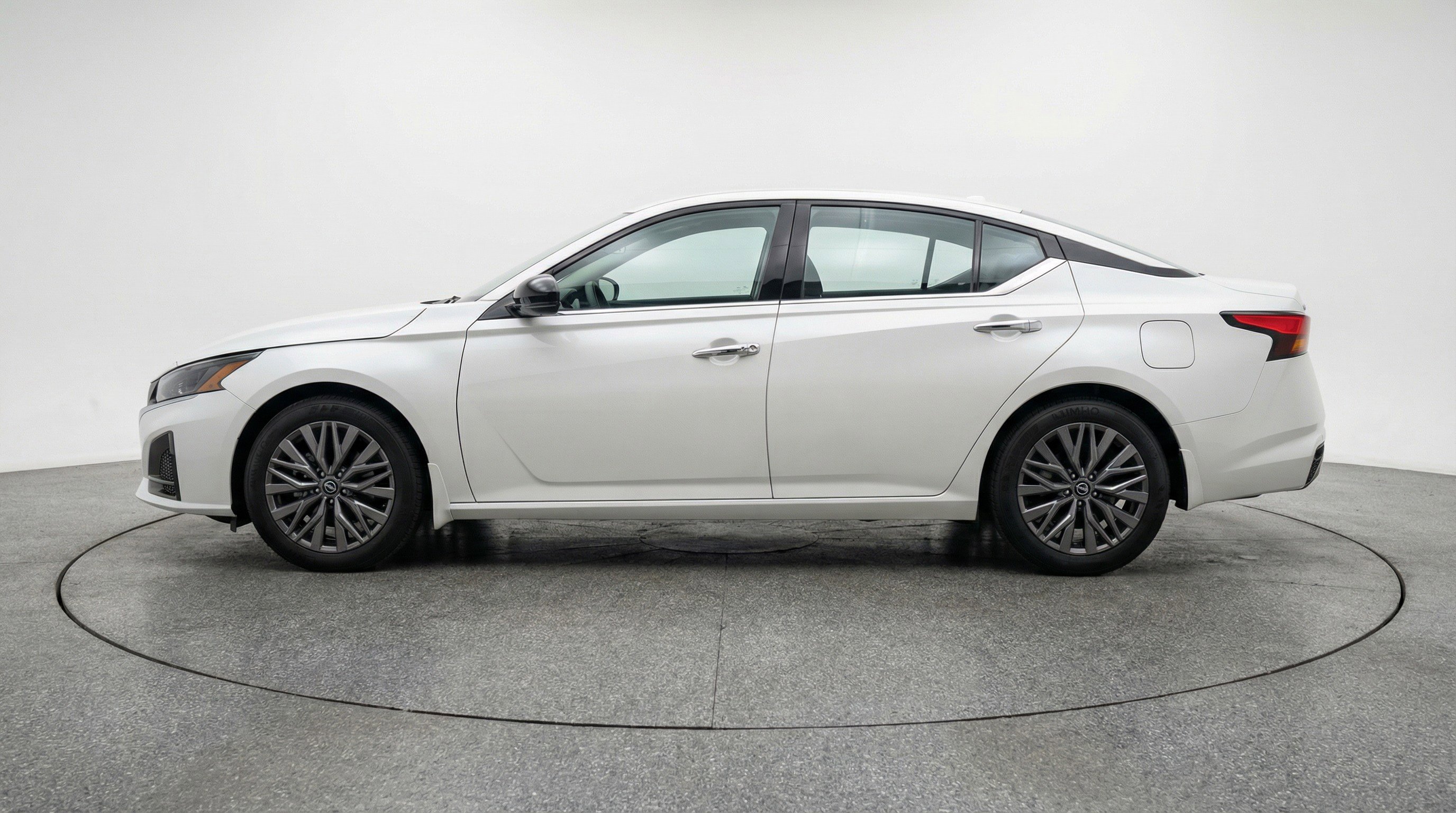 Used 2025 Nissan Altima 2.5 SV FWD image 5